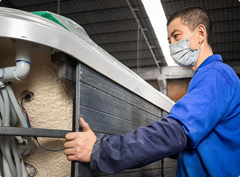 technian in Voomig is installing the skirt rim to the hot tubs